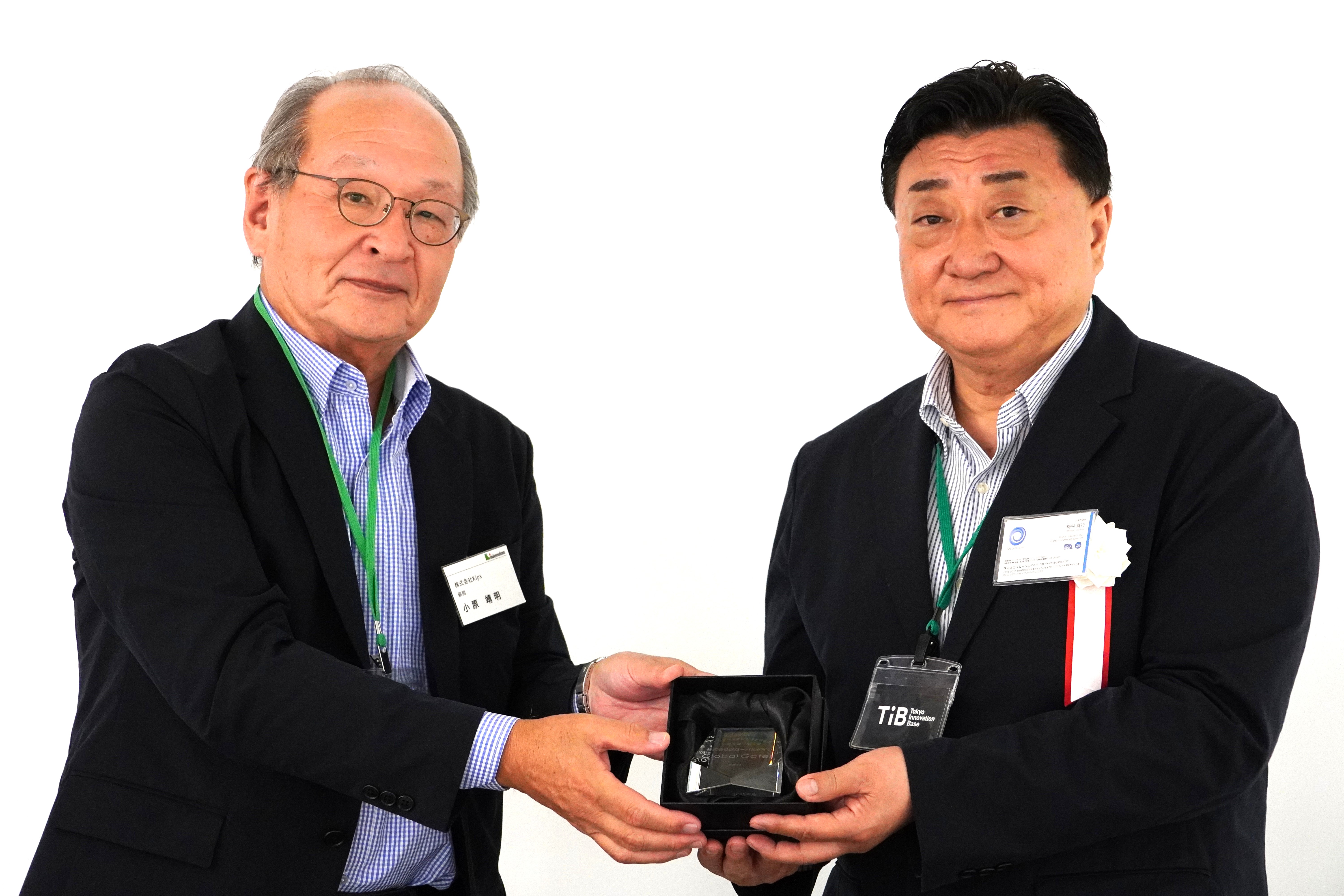関東地区・地域大賞表彰 株式会社グローバルゲイツ　代表取締役CEO 梅村 真行 様、プレゼンター 株式会社AGSコンサルティング 顧問エグゼクティブパートナー 小原 靖明 様